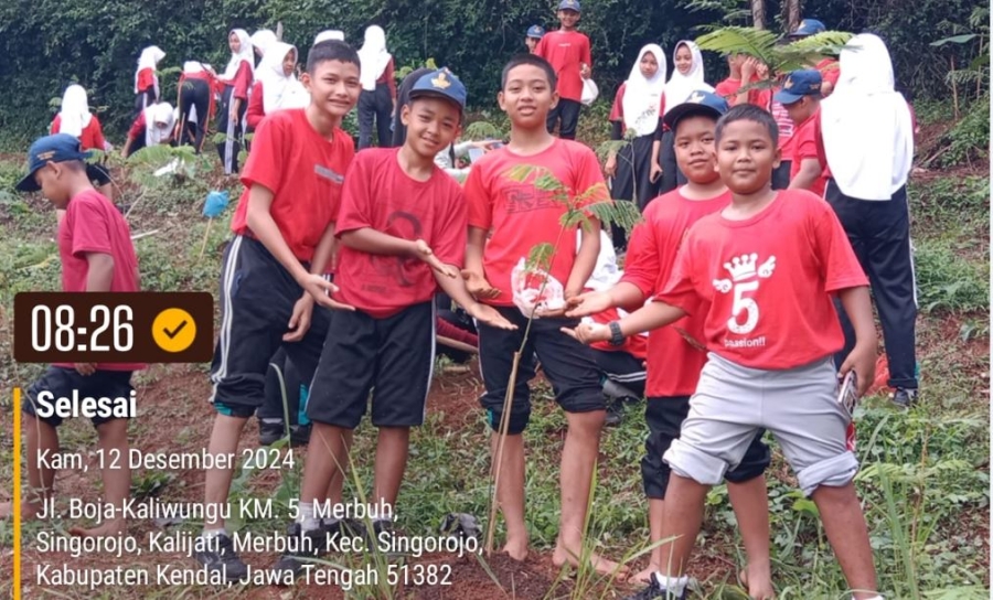 Penanaman pohon di lingkungan sekitar sekolah
